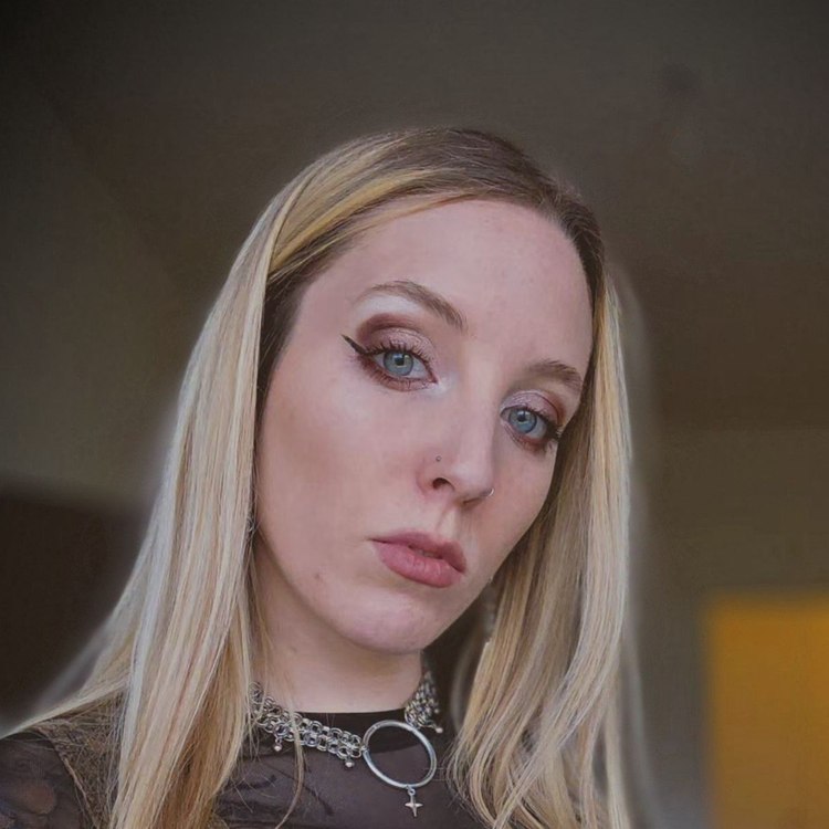 La créatrice de Sacrilege Chainmail, portant l'une de ses créations